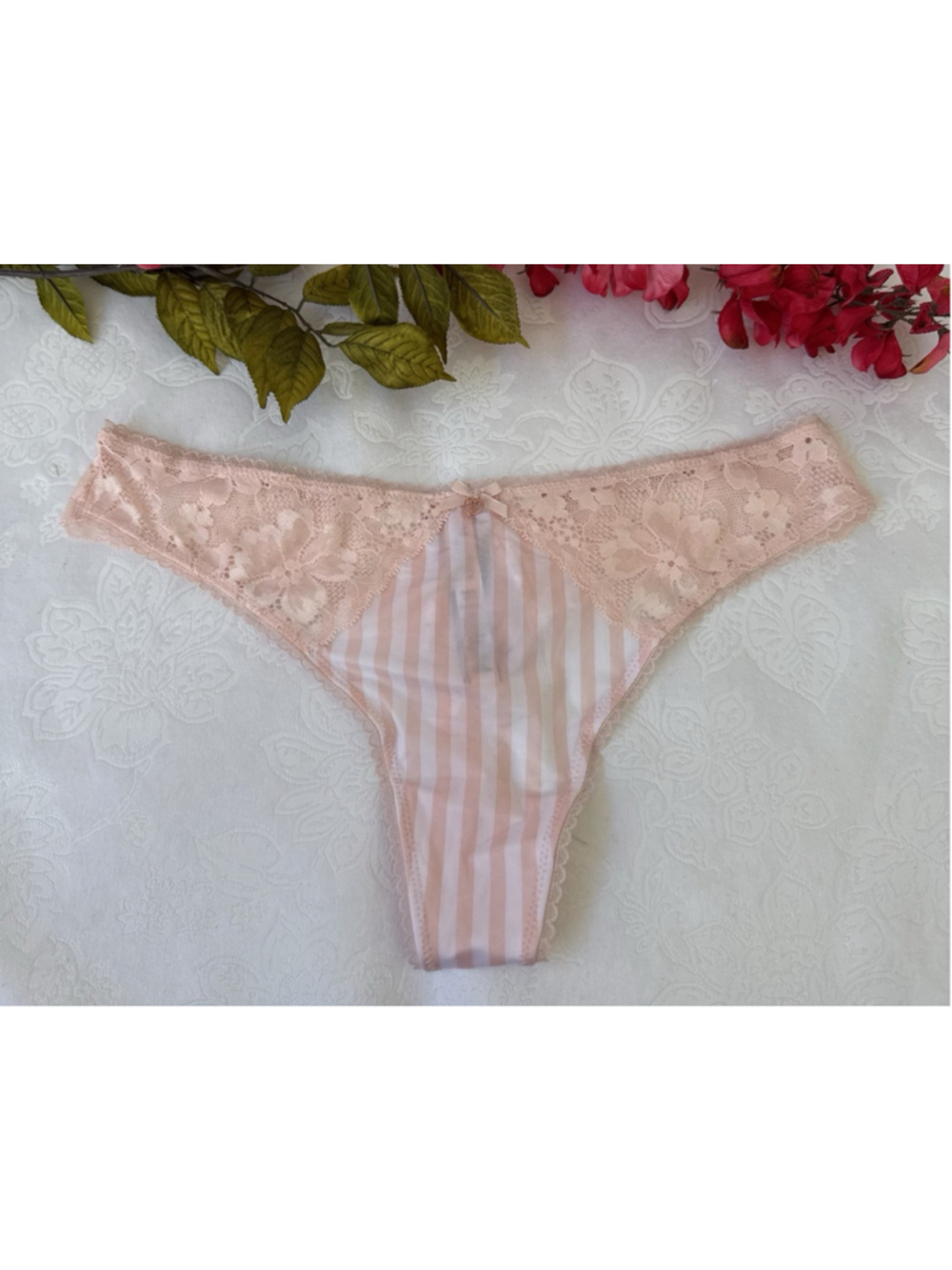 VICTORIA'S SECRET XS BODY BY VICTORIA PINK WHITE SILKY LACE THONG PANTIES NWT